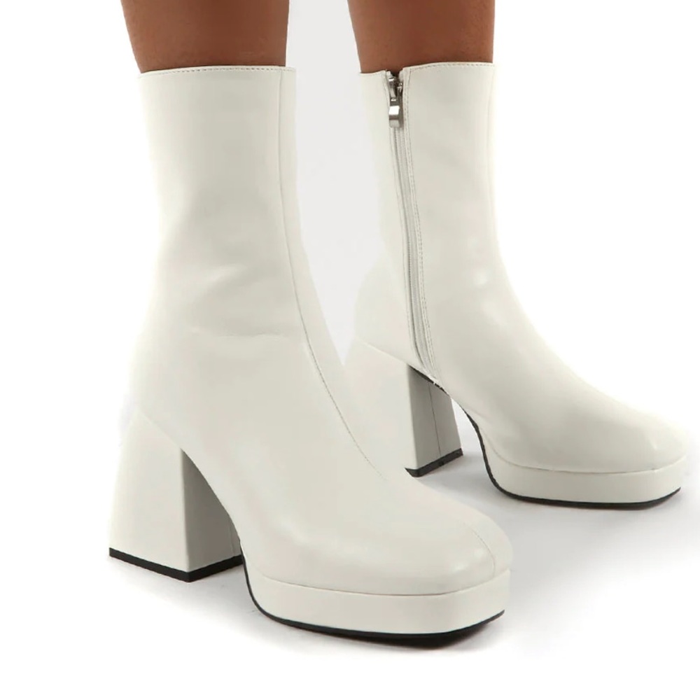 Public Desire IMAGINE WHITE CHUNKY HEEL ANKLE BOOTS